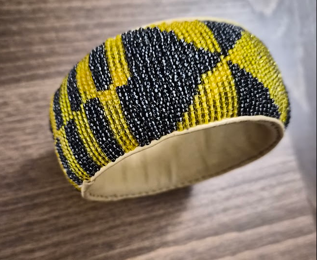 Bracelet manchette en perles jaune or & noir – Artisanat africain ✨