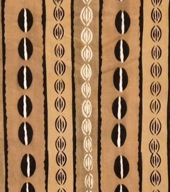 Gros plan des motifs et de la texture de l’étoffe bogolan