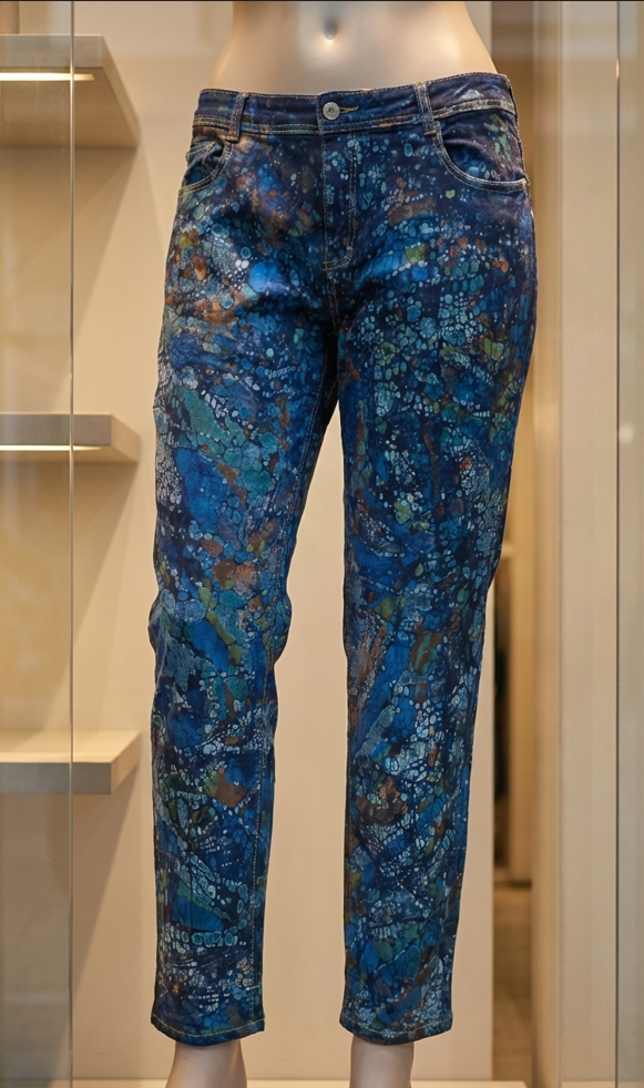 Pantalon Jean femme customisée en batik – Pièce unique signée Loketo & Sol'Anna