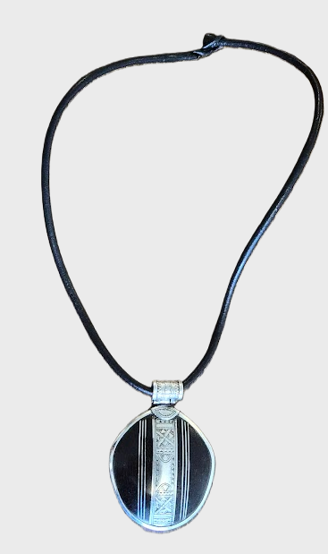 Collier Touareg en Ébène, Argent & Cuir – L’âme du désert