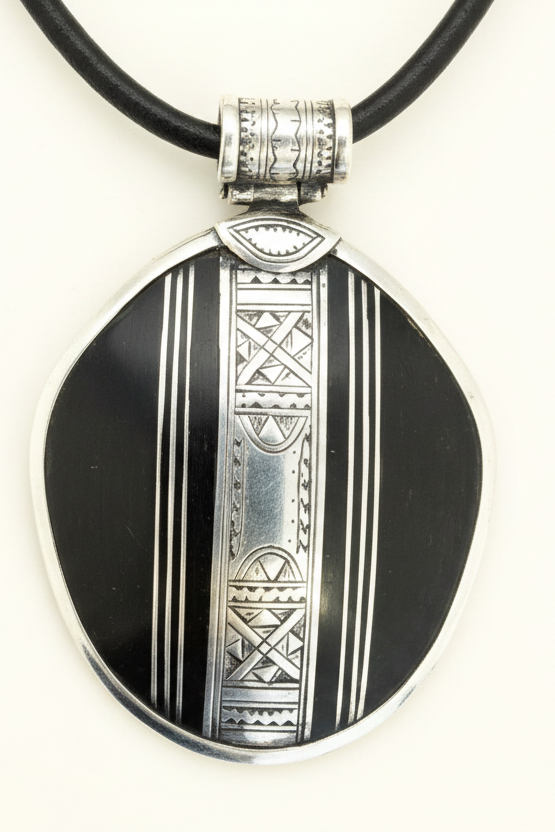 Collier Touareg en Ébène, Argent & Cuir – L’âme du désert