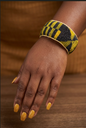 Bracelet manchette en perles jaune or & noir – Artisanat africain ✨