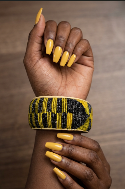 Bracelet manchette en perles jaune or & noir – Artisanat africain ✨