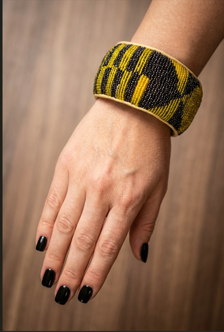 Bracelet manchette en perles jaune or & noir – Artisanat africain ✨