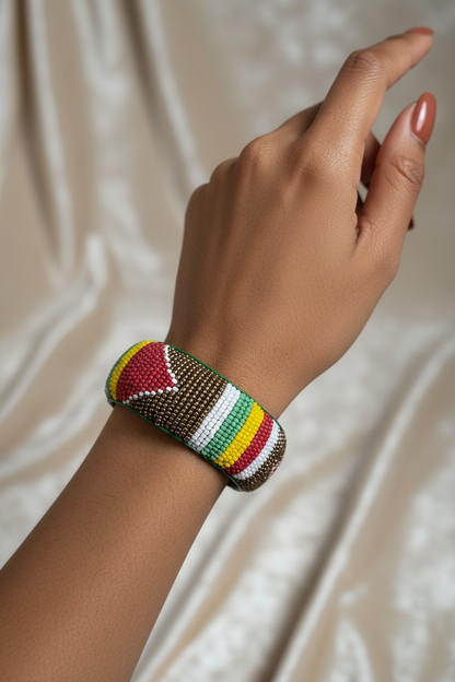 Bracelet manchette en perles multicolore – Artisanat africain ✨