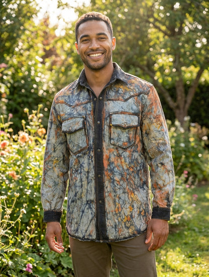 Chemise en jean homme customisée en batik – Pièce unique ✨