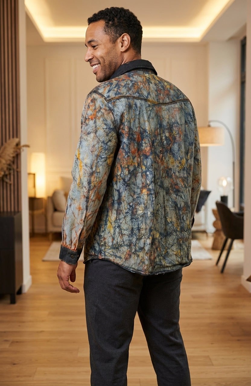 Chemise en jean homme customisée en batik – Pièce unique ✨