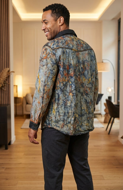 Chemise en jean homme customisée en batik – Pièce unique ✨